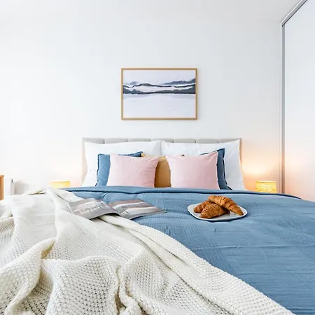 Days - Family Friendly Two-bedroom With Ac, Garage And Terrace In Holesovice *