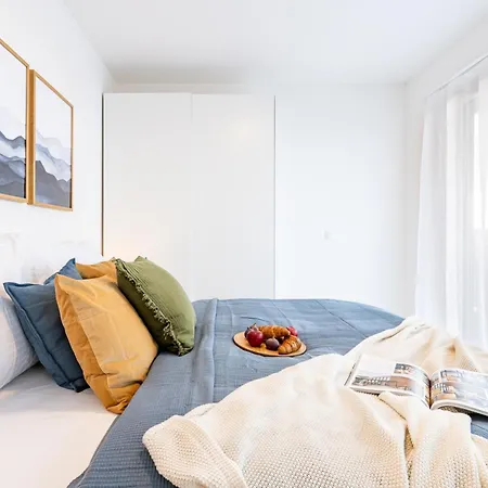 Days - Family Friendly Two-bedroom With Ac, Garage And Terrace In Holesovice براغ