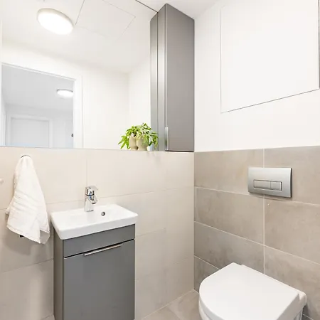 Days - Family Friendly Two-bedroom With Ac, Garage And Terrace In Holesovice شقة *